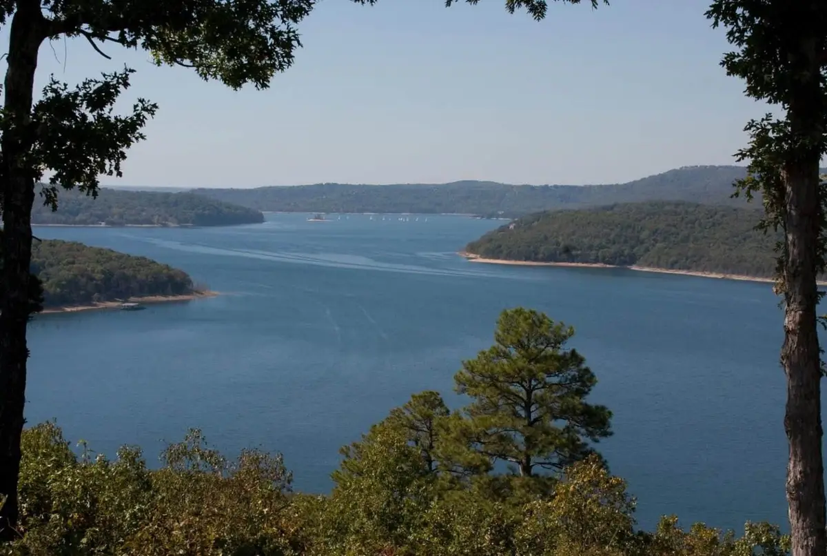 Bella Vista Arkansas lakeside community and scenery