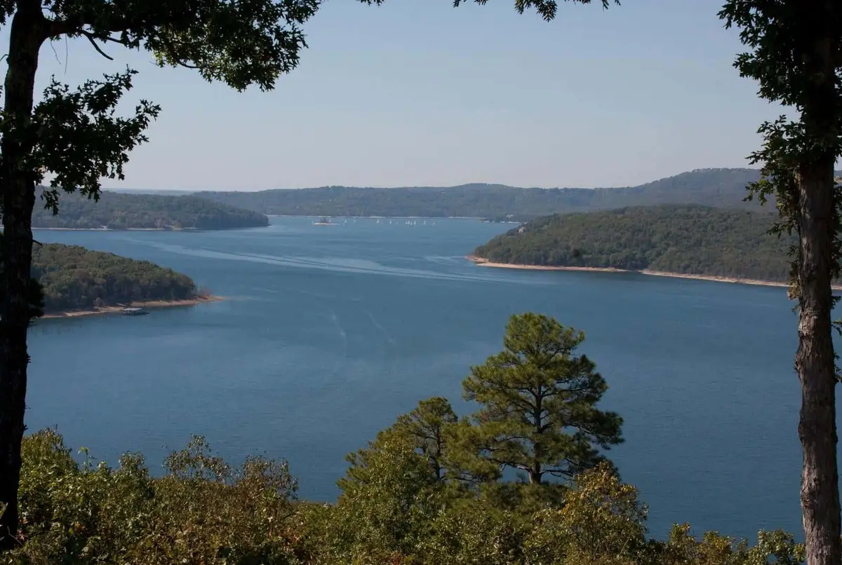 Bella Vista Arkansas lakeside community and scenery